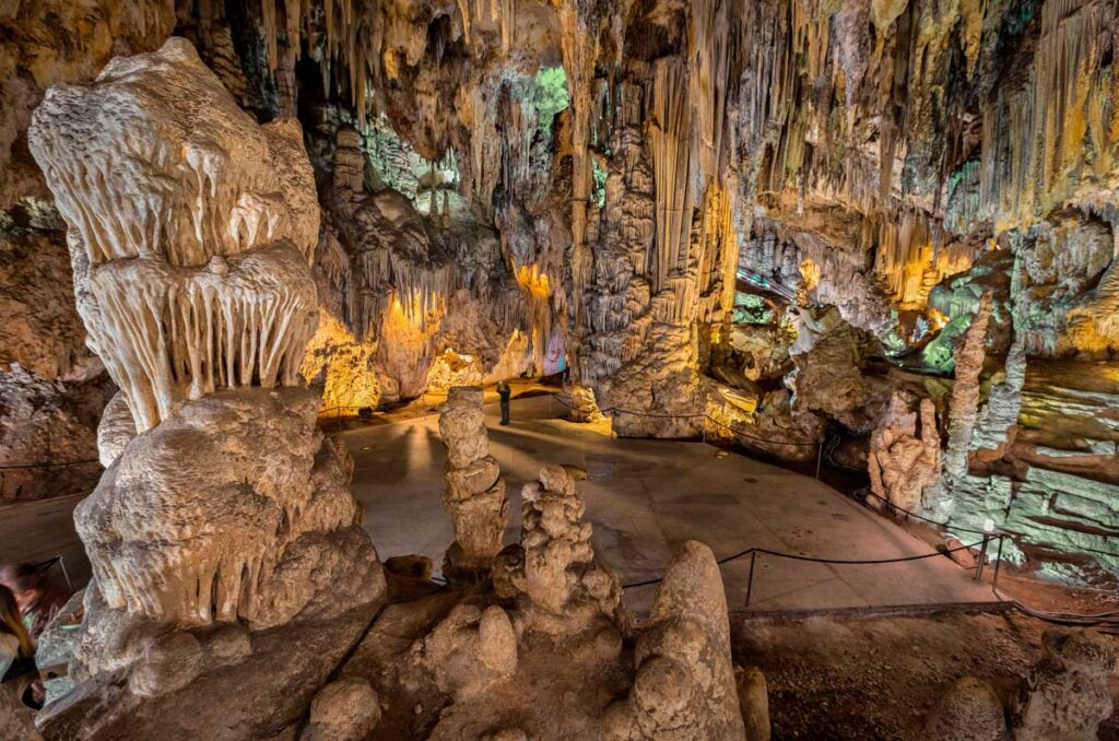 Interior cueva de Nerja, estalactitas y estalagmitas
